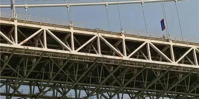 重慶大巴墜江怪防護欄桿？設(shè)計、施工企業(yè)表示“這個鍋不背”！