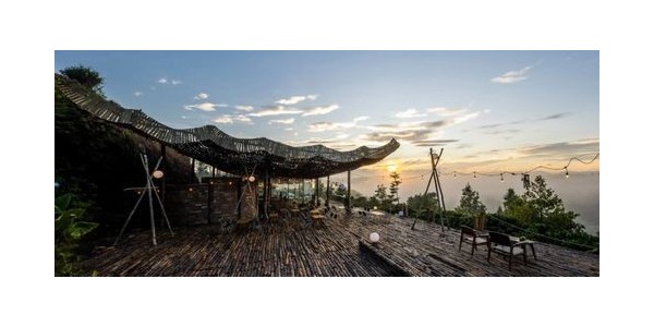 越南鄉(xiāng)村的戶外咖啡館，獨(dú)特的穿孔木屋頂